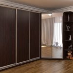 Gabinete de madera oscura