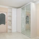 Muebles blancos en el pasillo.