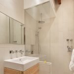 Espejo sobre el lavabo