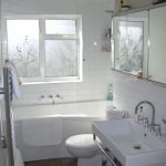 Ventana en un baño pequeño
