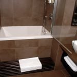 Diseño de baño marrón