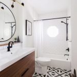 Paredes blancas en el baño