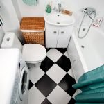 Azulejos blancos y negros en el piso