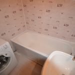 La maquina al lado del baño