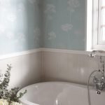 Bañera debajo de la ventana