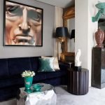 Lámpara sobre la mesa junto al espejo