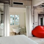 Sofá rojo en el dormitorio