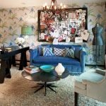 Habitación con área de trabajo y área de descanso.
