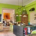 Cocina con paredes de color verde claro.