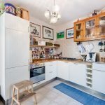Muebles blancos en la cocina.