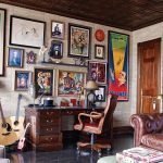 Escritorio junto a la pared con cuadros
