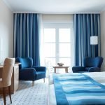 Cortinas azules en las ventanas