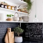 Estantes en la cocina