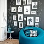 Pared con fotos en el interior.