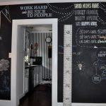 Reloj en la pared rayada