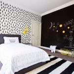 Alfombra a rayas en el dormitorio