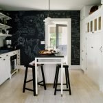 Isla de mesa en la cocina