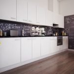Interior de cocina con refrigerador turquesa