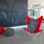 Sillón rojo en el interior.
