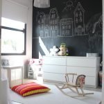 Cómoda blanca sobre un fondo de pared negra