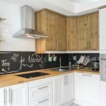 Muebles de cocina con fachada blanca.