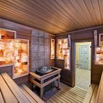 La combinación de madera y azulejos en la decoración.