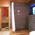 Azulejos oscuros en la ducha