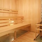 La combinación de madera y piedra en la sala de vapor.