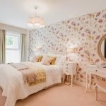 Papel pintado con flores en el dormitorio