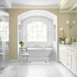 Ducha y baño en una habitación.