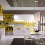 Muebles amarillos y blancos en la cocina.