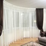 Tul blanco y cortinas marrones