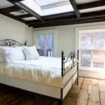 Cama de hierro forjado en un dormitorio moderno.