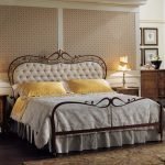 Cama calzada con una cabecera suave