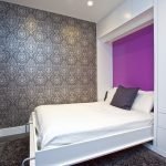 Dormitorio con una decoración elegante.