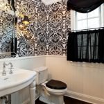 Papel pintado blanco y negro en el baño