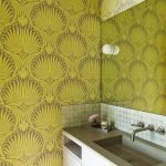 Papel tapiz amarillo en el fregadero