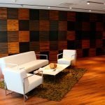 Interior con muebles blancos.
