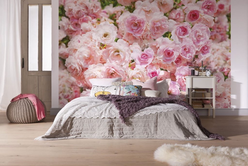 Interior con flores en el fondo de pantalla