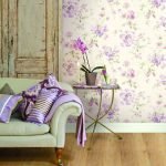 Orquídea sobre la mesa junto al sofá