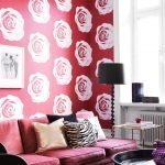 Papel tapiz rojo con rosas blancas en el interior.