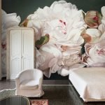 Mesa, sillón y sofá en el dormitorio.