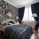 Lámpara de pie en el dormitorio junto a la ventana.