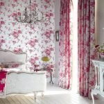 Papel tapiz y cortinas con el mismo patrón en el interior.