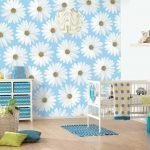Estante con juguetes en la pared