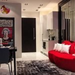Almohadas blancas en un sofá rojo
