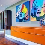 Cómoda naranja en un interior gris