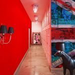 Corredor con paredes rojas