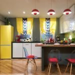 Lámparas sobre la mesa de la cocina