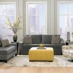 La combinación de una mesa amarilla y muebles grises.